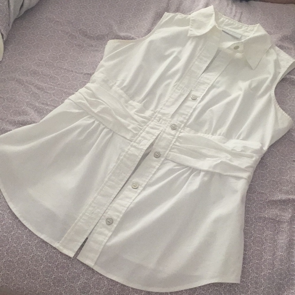 BOGO💖White sleeveless button down 💖